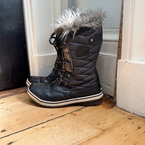 Sorel Tofino II Black Quilted Winter Boots with Faux Fur